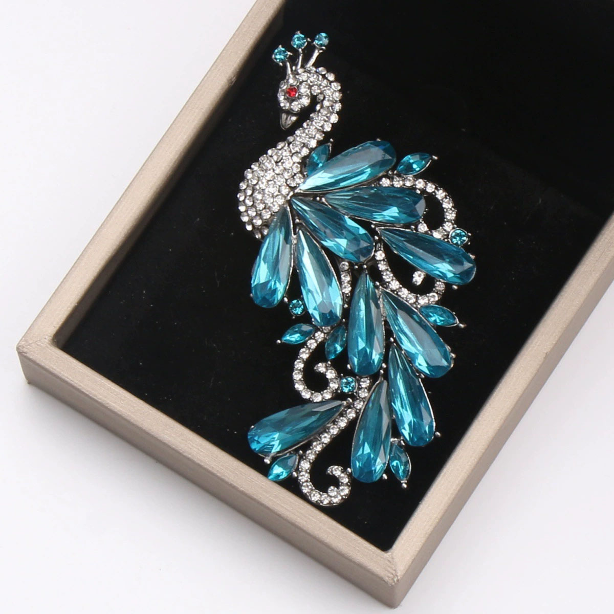 Luxuriöse Strass-Pfauen-Brosch – Suit Supply Wedding Party Bewertung und Preis